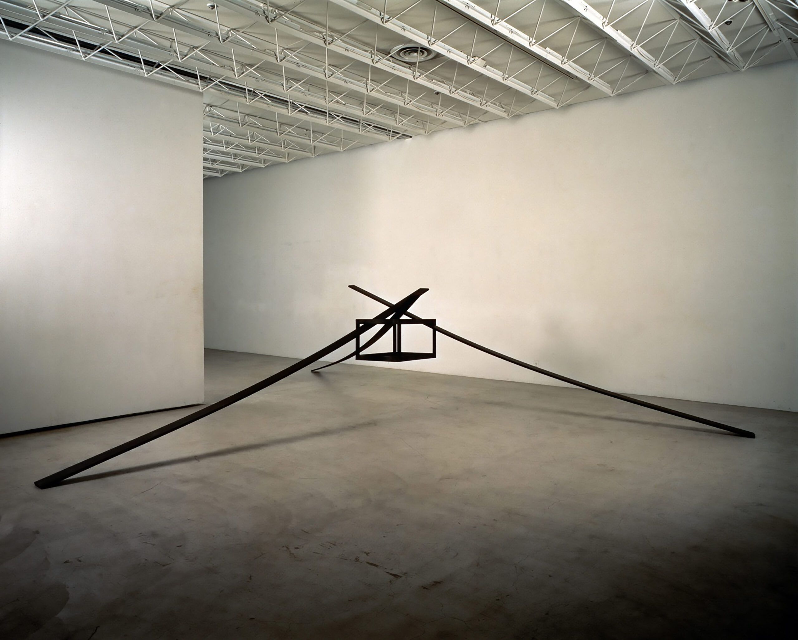 Hidetoshi Nagasawa, Compasso di Archimede, 1991, ferro, 126 x 590 x 450 cm, ph. Shigeo Anzai, Courtesy BUILDING